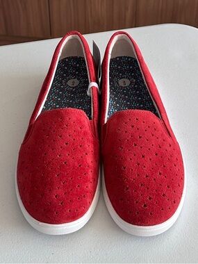 NWOT. REVITALIGN Women’s Carolina Stars Soft Suede Sneaker Size 11B